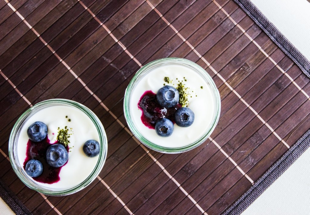 Blaubeer-Joghurt mit Matcha-Tee Rezept